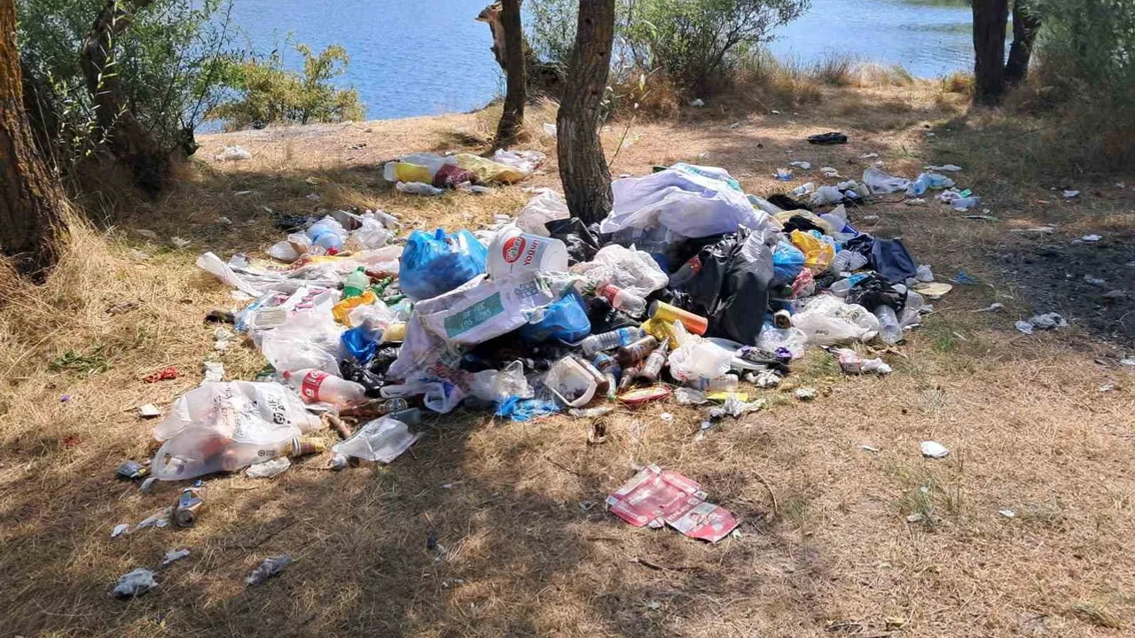 Zemzemiye göletinde amatör balıkçılar sahili çöp torbalarına çevirdi, önlem çağrısı yaptı
