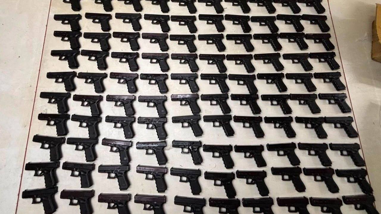 Zeytinburnu'da atölye şüphesiyle düzenlenen operasyonda 100 ruhsatsız tabanca bulundu