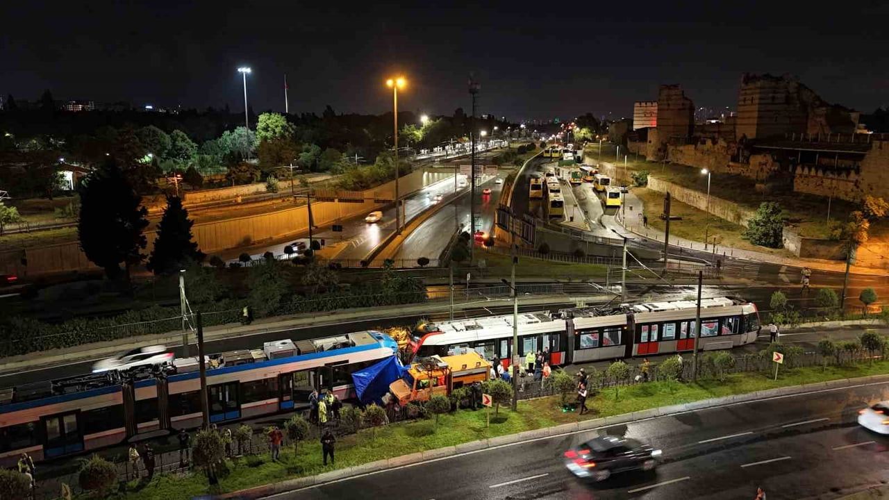 Zeytinburnu'da tramvaylar çarpıştı, kaza havadan kaydedildi