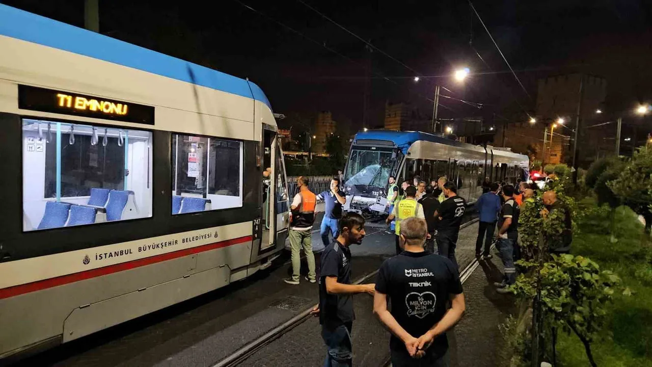 Zeytinburnu'nda çarpışan tramvayların enkazı kaldırıldı, hat yeniden açıldı