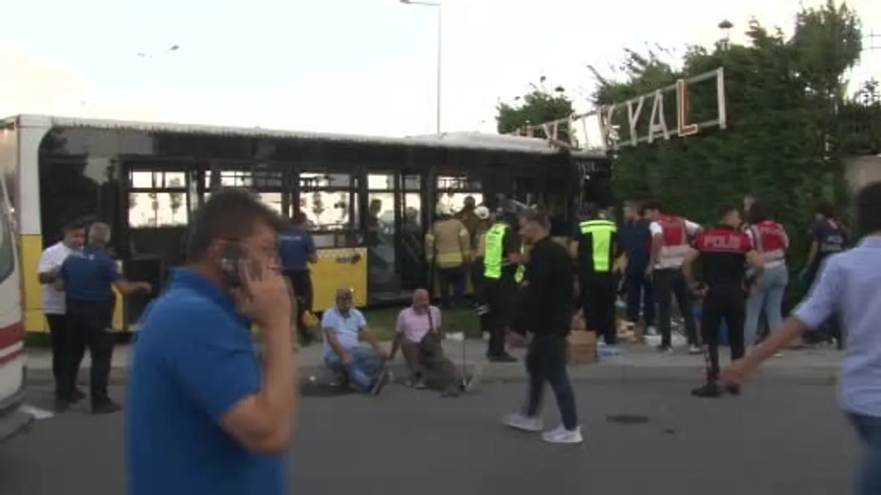 Zeytinburnu'nda İETT otobüsü sitenin bahçe duvarına çarptı: yaralananlar var
