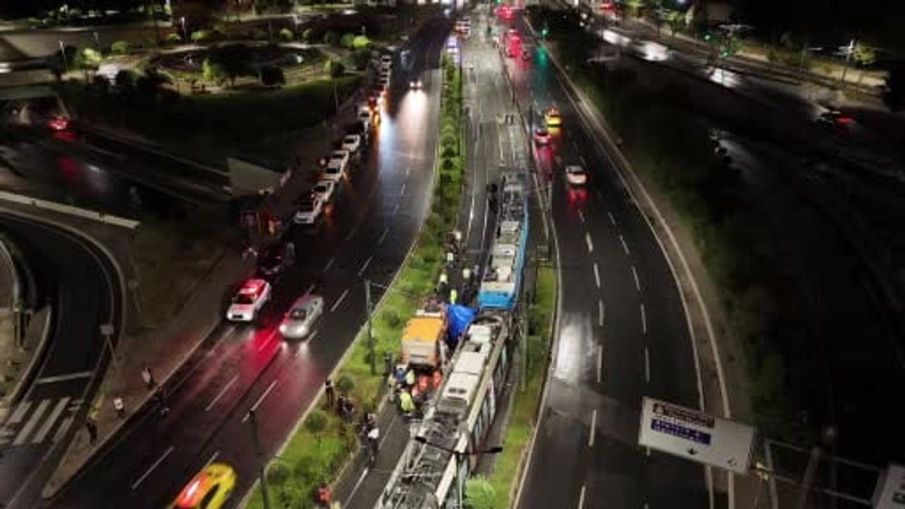 Zeytinburnu'nda iki tramvayın çarpıştığı kaza dronla kaydedildi