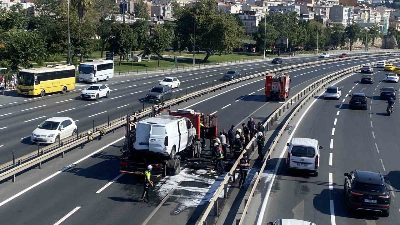 Zeytinburnu'nda motoru alev alan panelvan uzun kuyruklara yol açtı