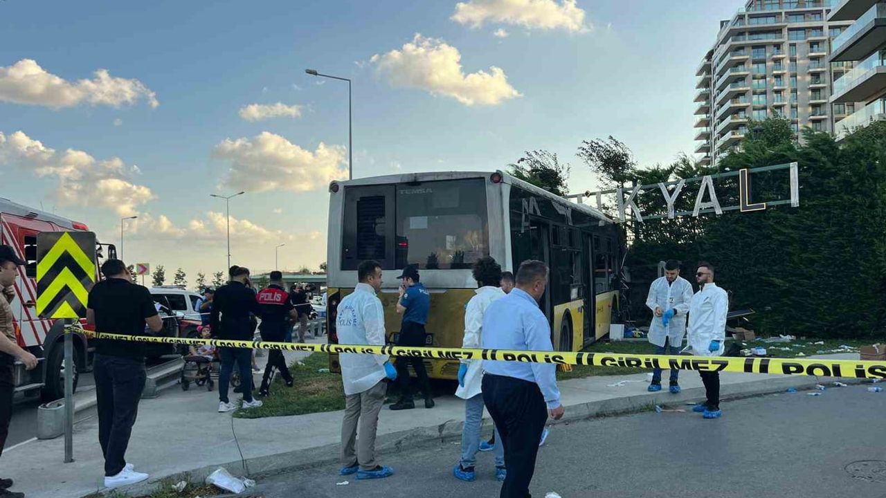 Zeytinburnu'nda otobüs site duvarına çarptı: 1 yaşamını yitirdi, 17 yaralı