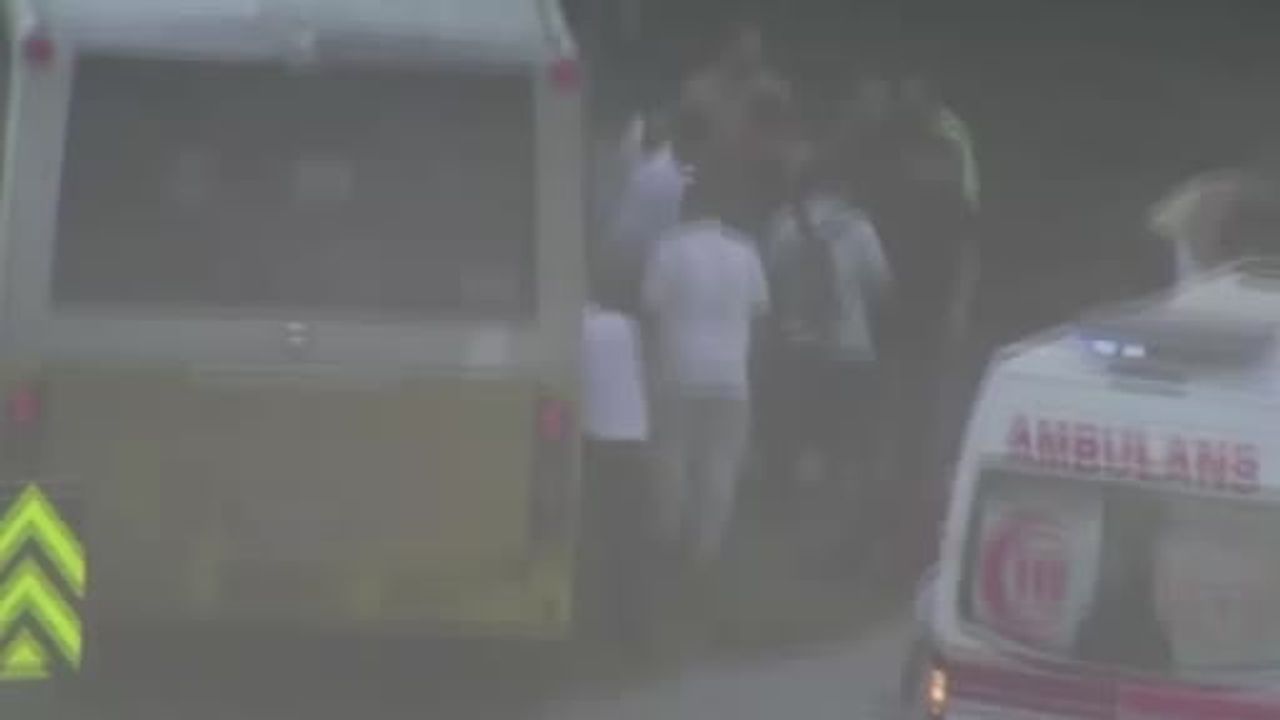 Zeytinburnu sahil yolunda direksiyon hakimiyetinin kaybolduğu İETT otobüsü yoldan çıktı