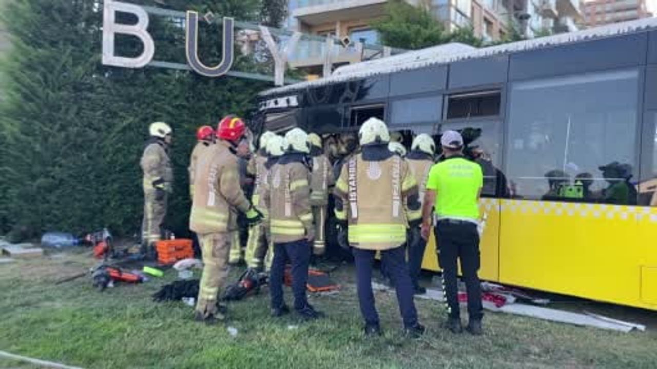 Zeytinburnu sahil yolunda İETT otobüsü yoldan çıktı