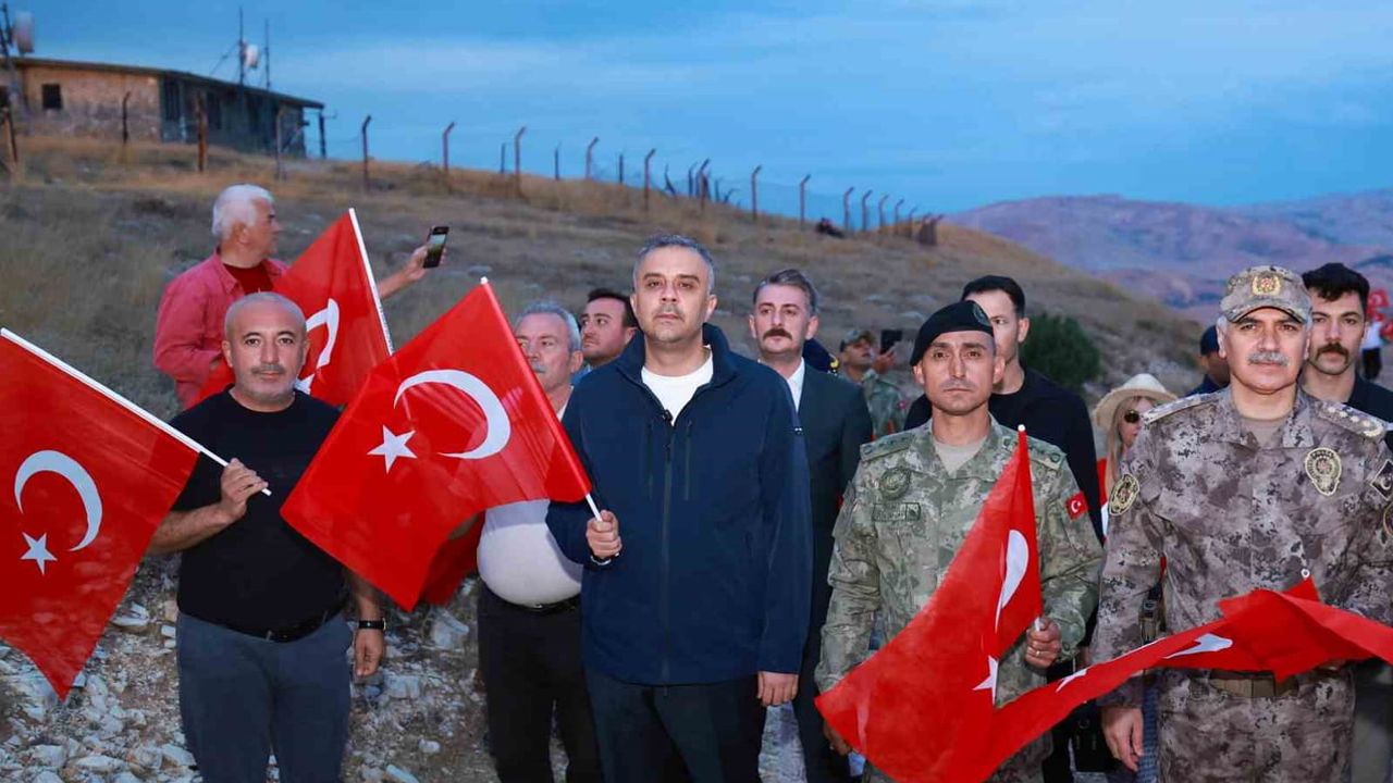 Zirvede bayrağa saygı yürüyüşü Kahramanmaraş'ta zafer coşkusunu taşıdı