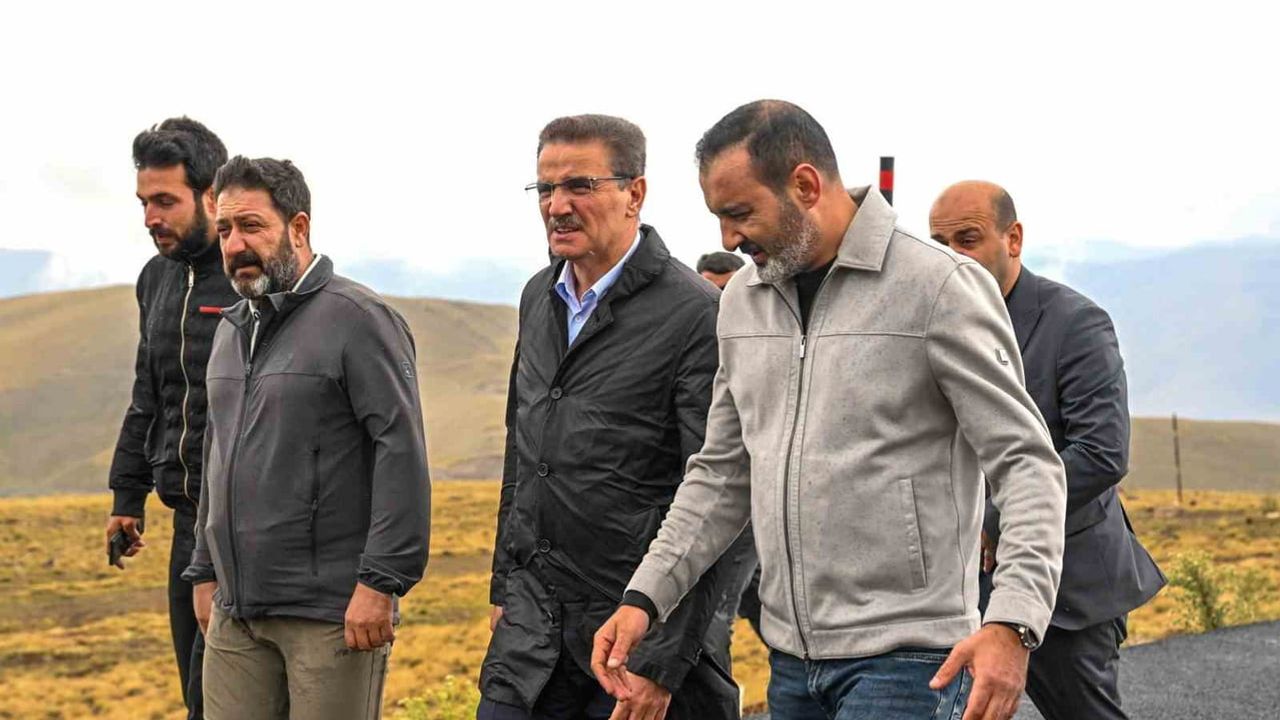 Zirvede güvenlik: Kargapazarı'nda radar mevzi yoluna sıcak asfalt