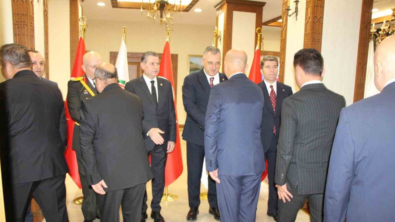 Zirvede yağmurla birlikte yükselen bayrak sevinci