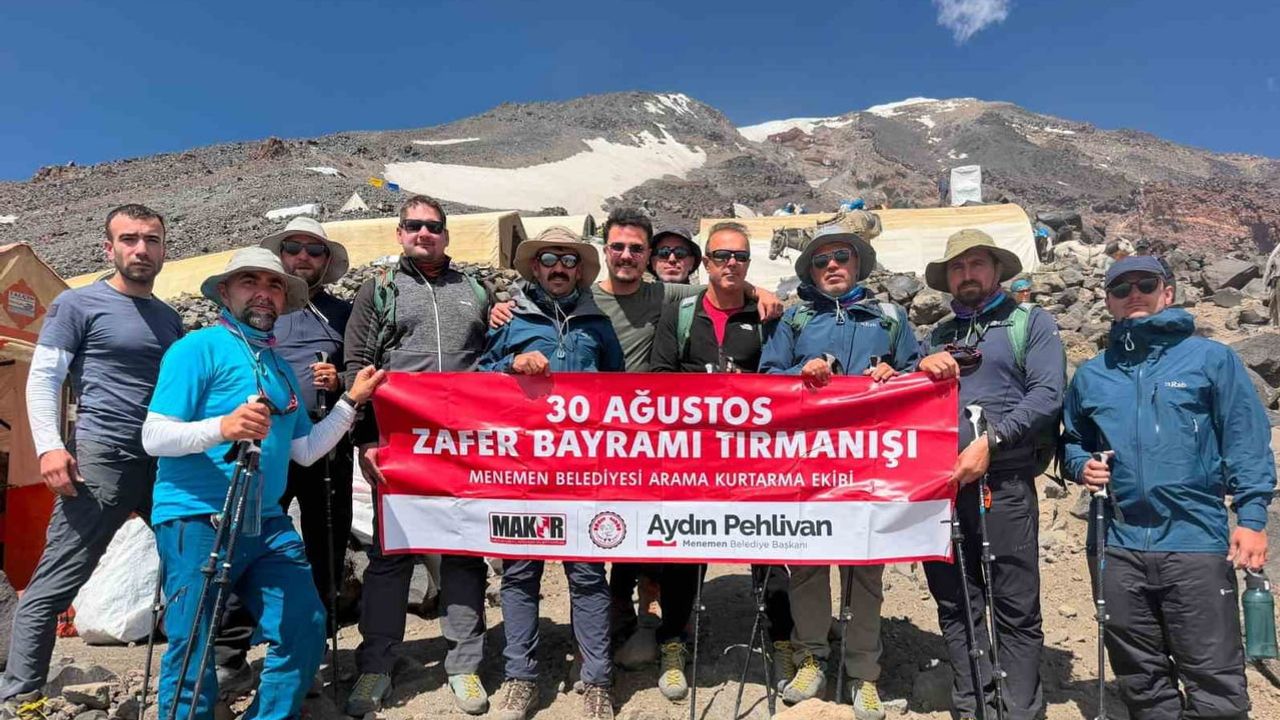 Zirveye taşınan zafer: Menemen ekipleri Ağrı Dağı'nda bayrağı dalgalandırdı
