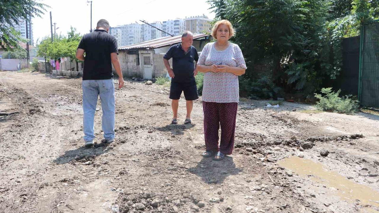 Ziyapaşa'da bozuk yollar yaşamı zorluyor: mahalle 'kağnı bile geçemez' diyor