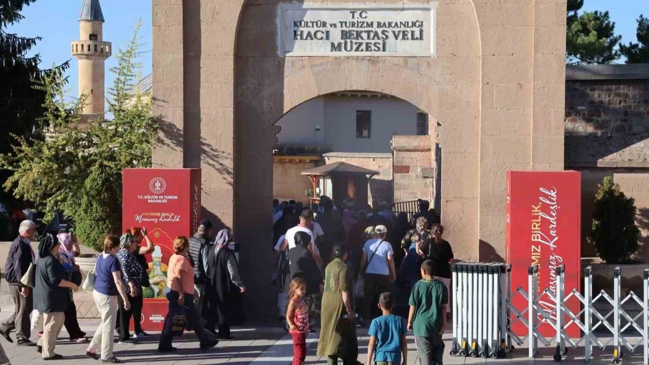 Ziyaretçi akını: Hacı Bektaş Veli külliyesi 755'inci yıl dönümünde dolup taşıyor