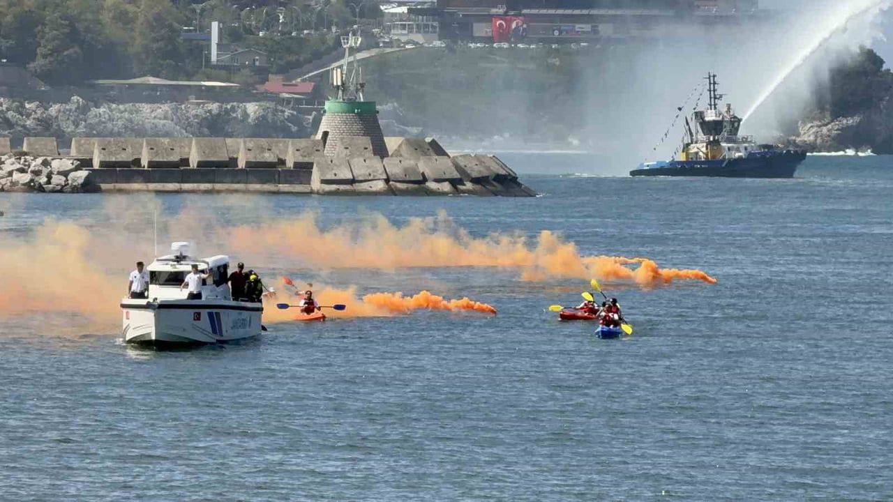 Zonguldak limanında 30 Ağustos coşkusu römorkörlerden görsel şölen