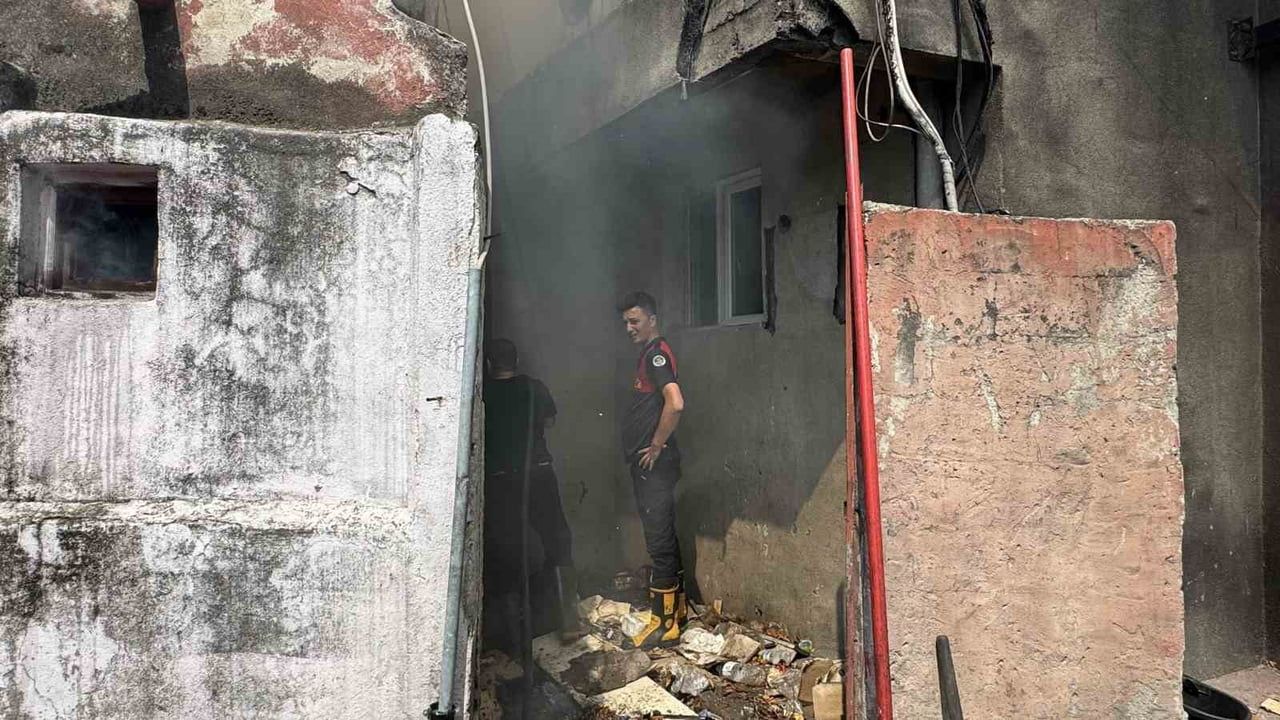 Zonguldak'ta depo yangını gökyüzünü dumanla kapladı