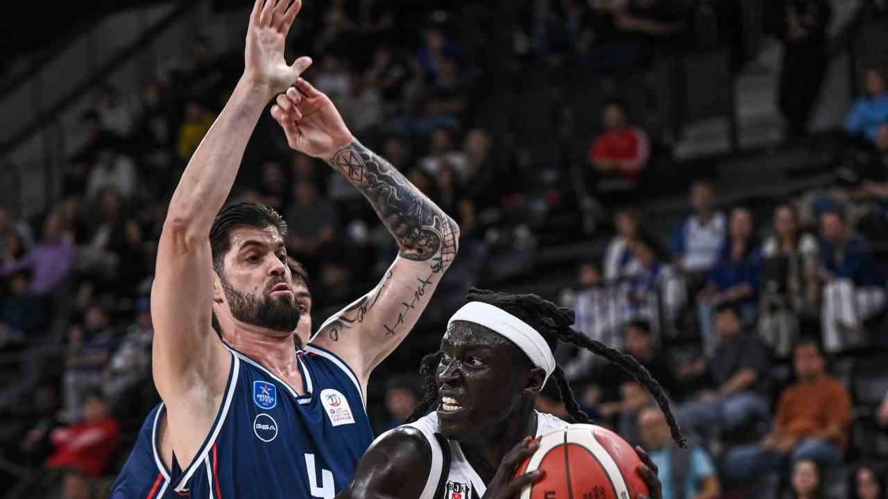 A. Efes devrede farkı açtı, Beşiktaş sezona mağlubiyetle başladı