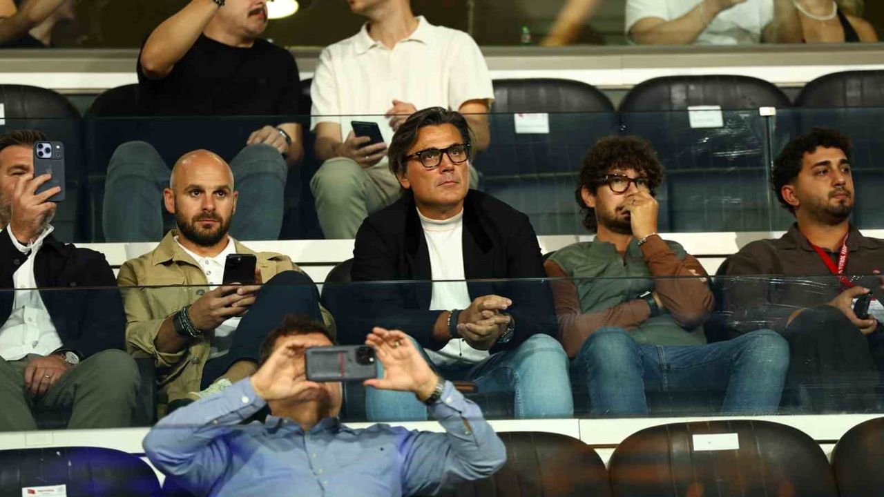 A Milli Futbol Takımı teknik direktörü Vincenzo Montella protokol tribününden Başakşehir-Galatasaray maçını izledi
