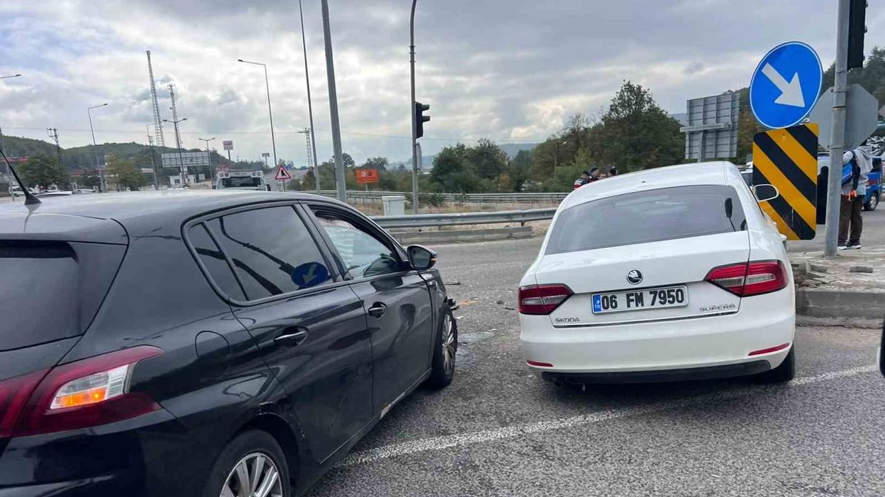 Abant kavşağında büyük hasarlı kaza: yaralanma yok