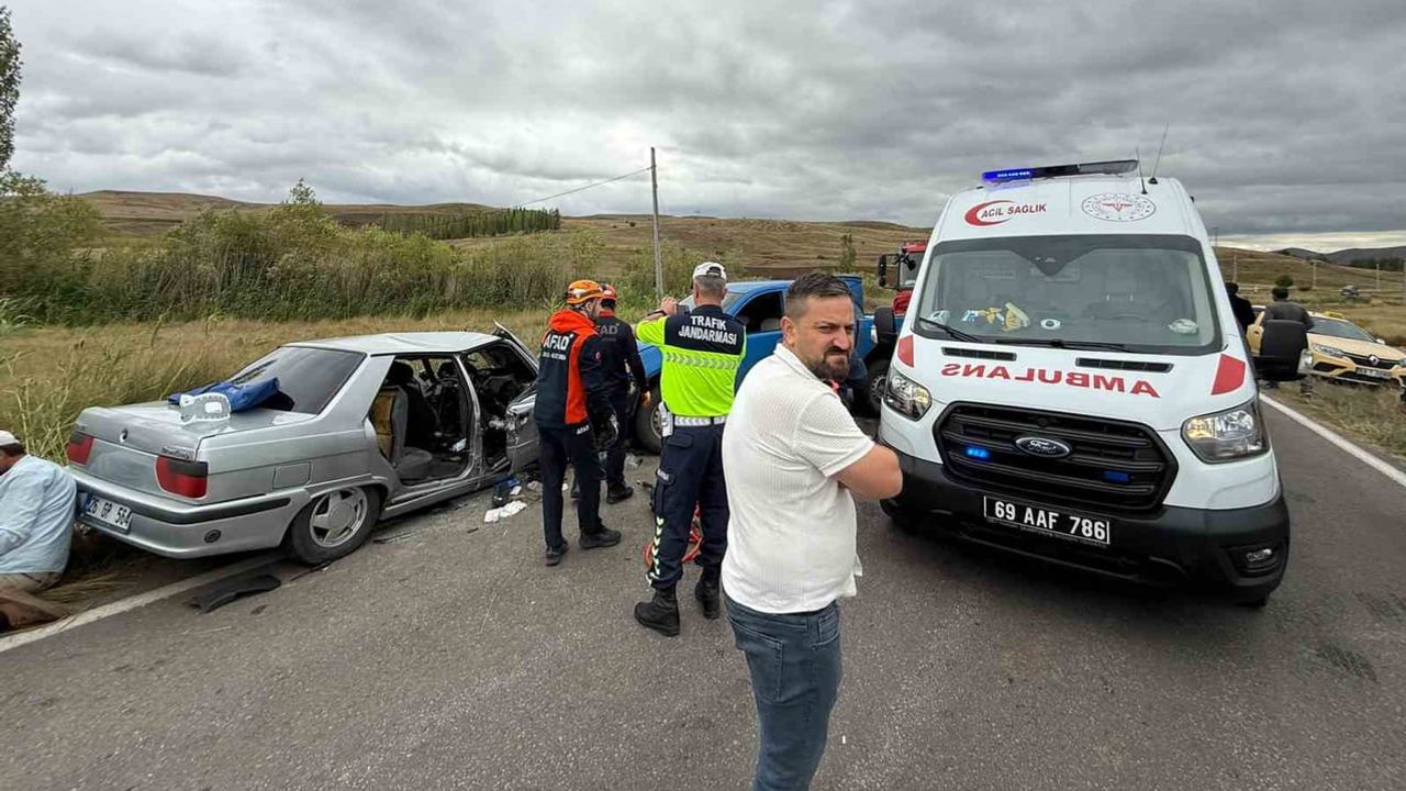 Adabaşı mevkisinde otomobil ile pikap çarpıştı: 1 ölü, 4 yaralı
