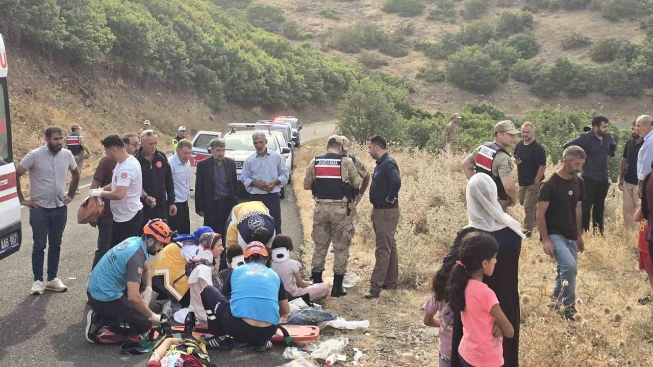 Adaklı yolunda minibüs şarampole yuvarlandı: 10 yaralı