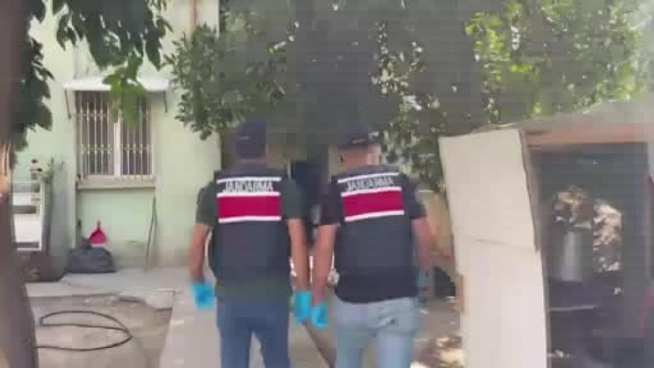 Adana'da ev baskınında 1 ton 670 litre kaçak alkol ve ruhsatsız tabanca bulundu