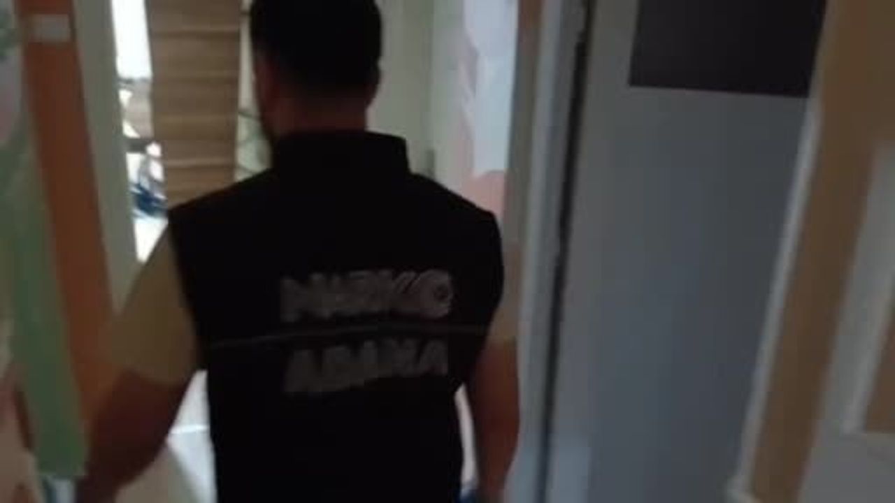 Adana'da geniş çaplı operasyon: uyuşturucu ve ruhsatsız silahlarla 9 kişi tutuklandı