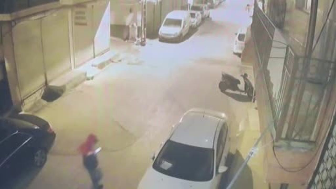 Adana'da iki araç hedef alındı: kapüşonlu zanlılar kamerada