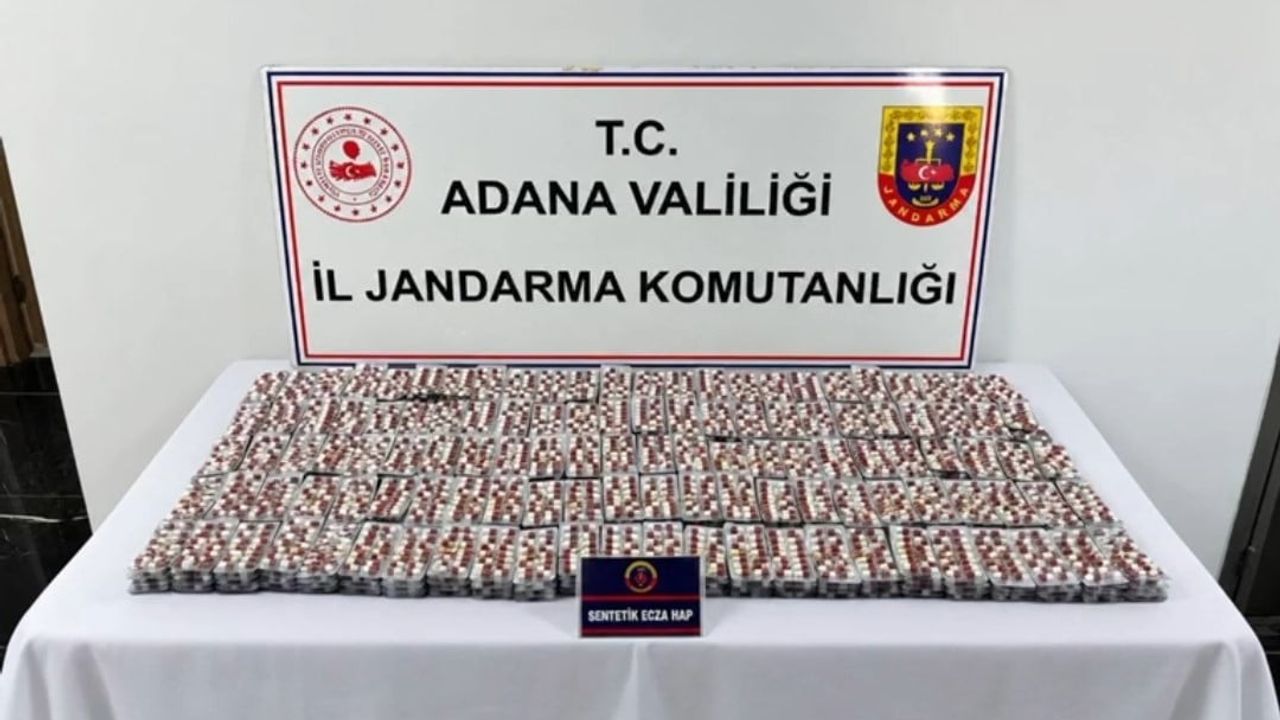 Adana'da jandarmadan eş zamanlı operasyon: 7 bin 393 sentetik hap ve 450 gram ele geçirildi
