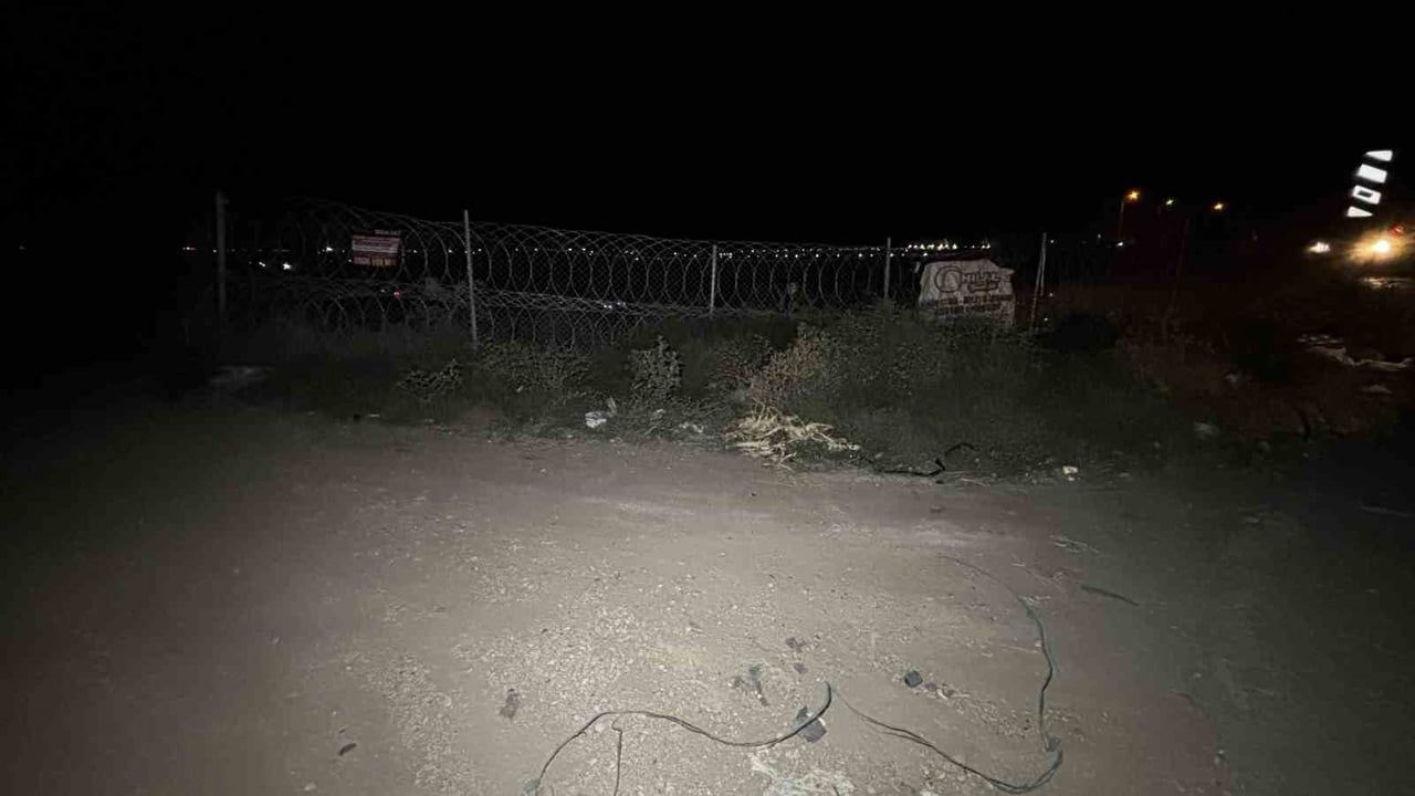 Adana'da otoyol kenarında kimliği belirsiz erkek cesedi bulundu