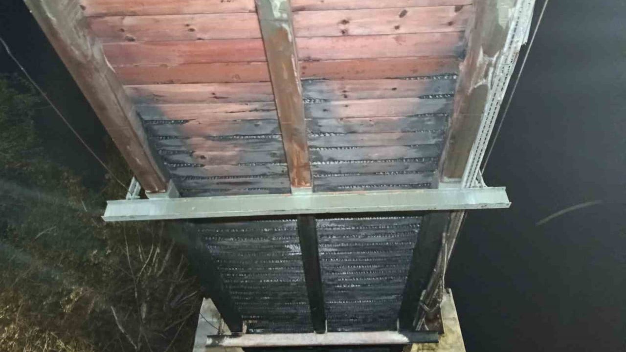Adana'da Seyhan Nehri üzerindeki asma köprüde yangın, 20 metrelik bölüm zarar gördü