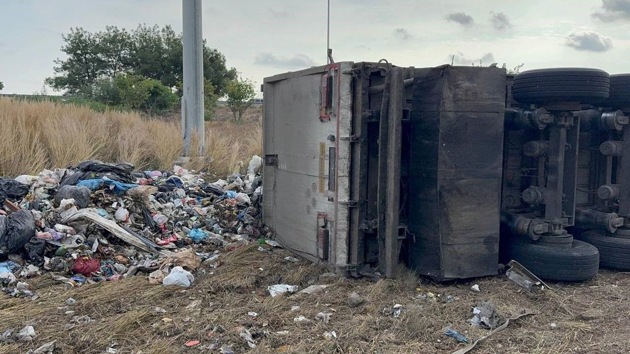 Adana'da TAG otoyolunda atık yüklü tır devrildi, sürücü yaralandı