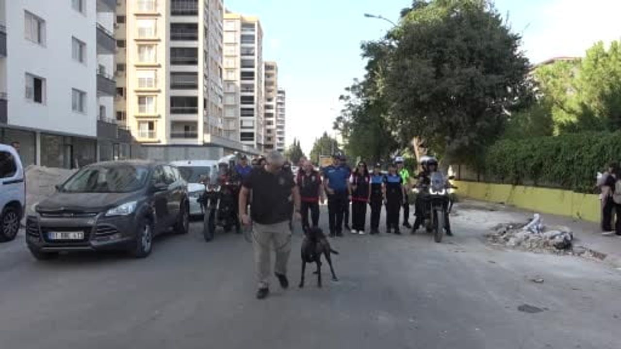 Adana'da yeni eğitim döneminde okul çevrelerinde yoğun polis denetimi