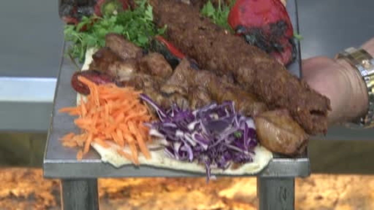 Adana lezzet festivalinde kebapçılar dumana hazırlanıyor