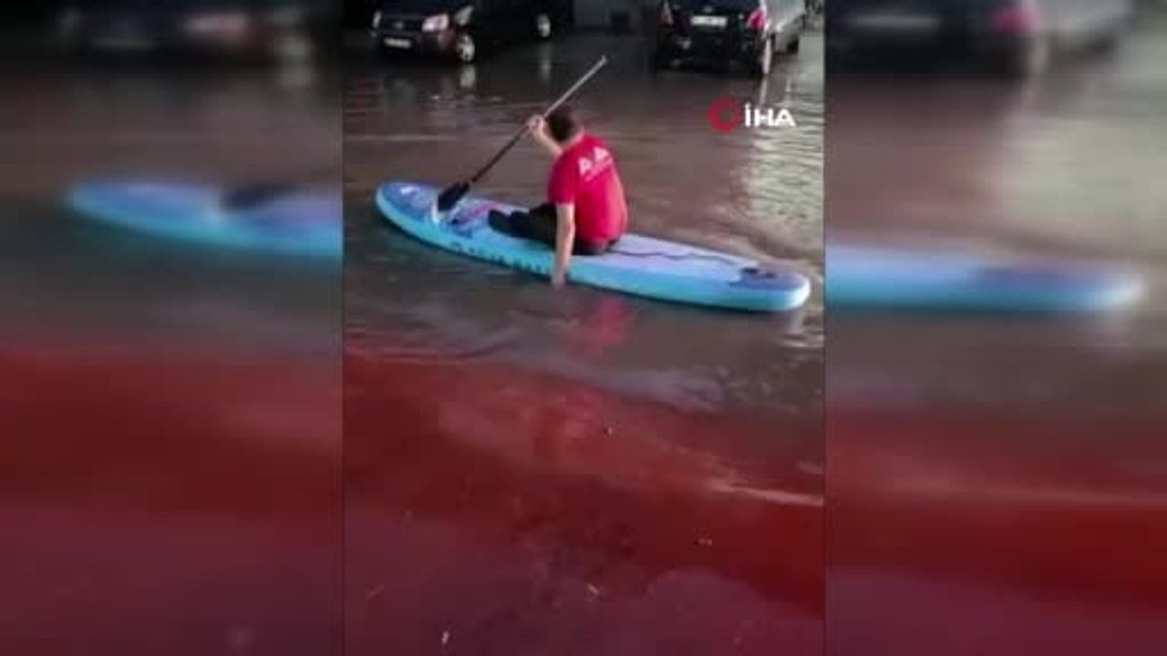 Adapazarı sanayi sitesinde suyla kaplanan caddeyi sup ile gezen kişi dikkat çekti