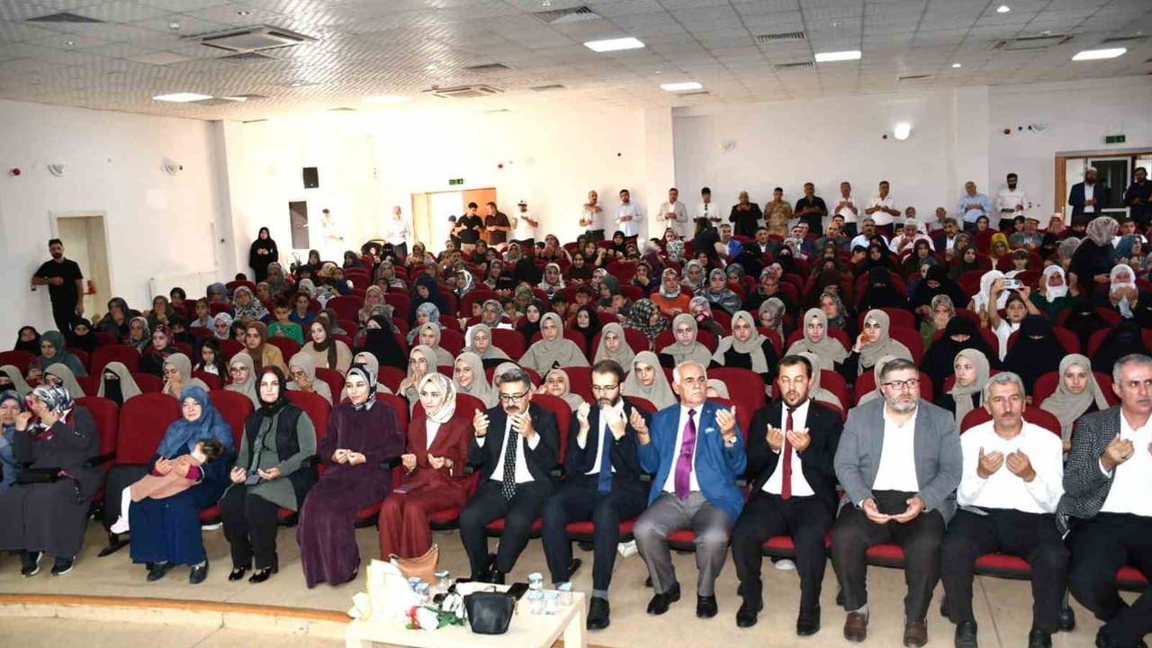 Adilcevaz’da 19 genç hafız için taç ve icazet töreni