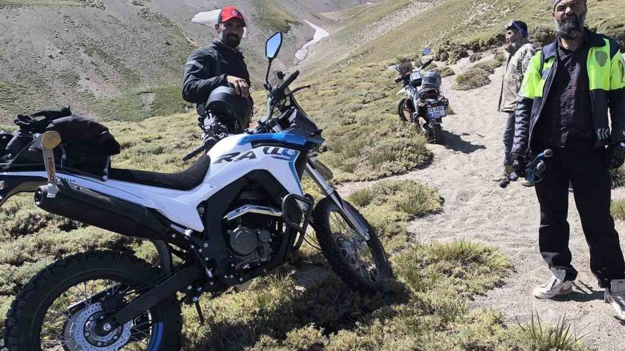 Adilcevazlı motorculardan Süphan Dağı'na motosikletle doğa odaklı tırmanış
