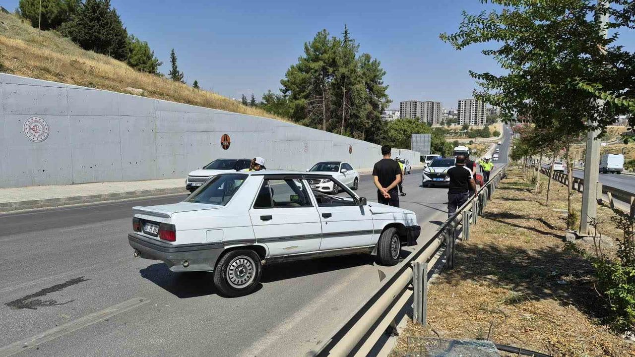 Adıyaman'da 15 yaşındaki sürücünün karıştığı kazada iki kişi yaralandı
