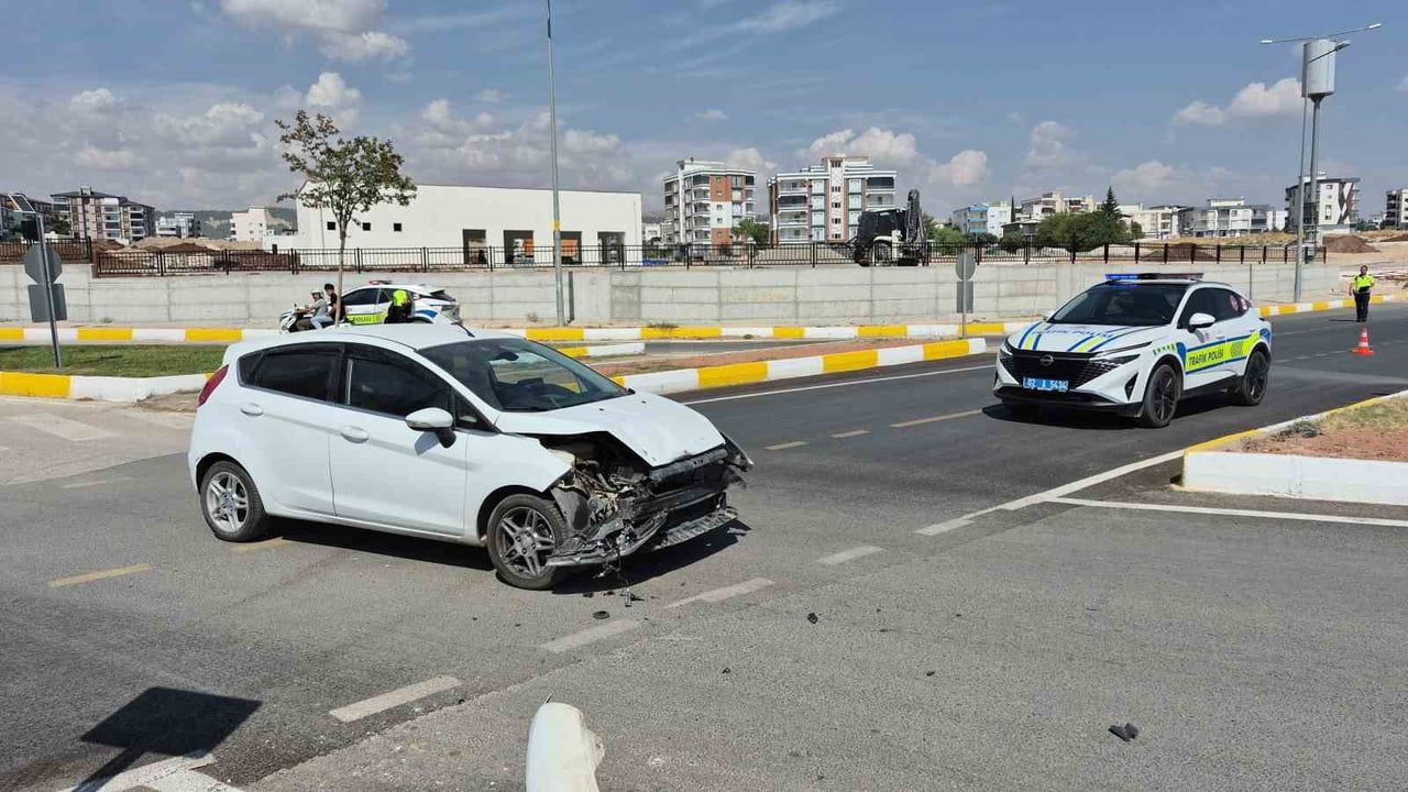 Adıyaman'da akıllı kavşakta çarpışma: 3 yaralı