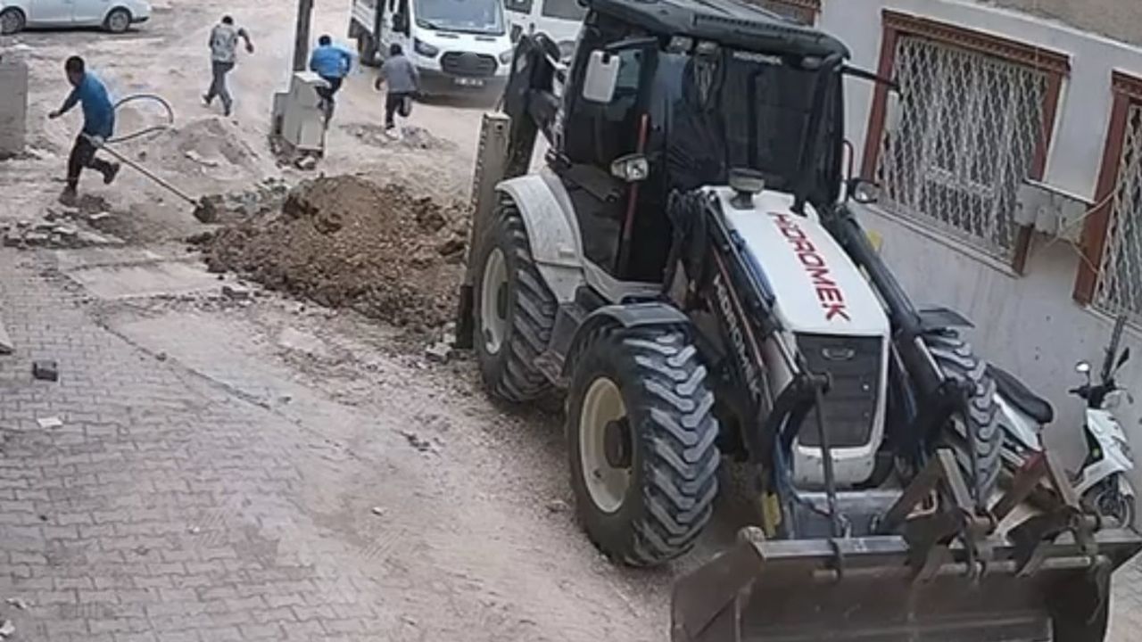 Adıyaman’da altyapı çalışmasında patlayan doğalgaz borusu, işçilerin kaçış anları kamerada