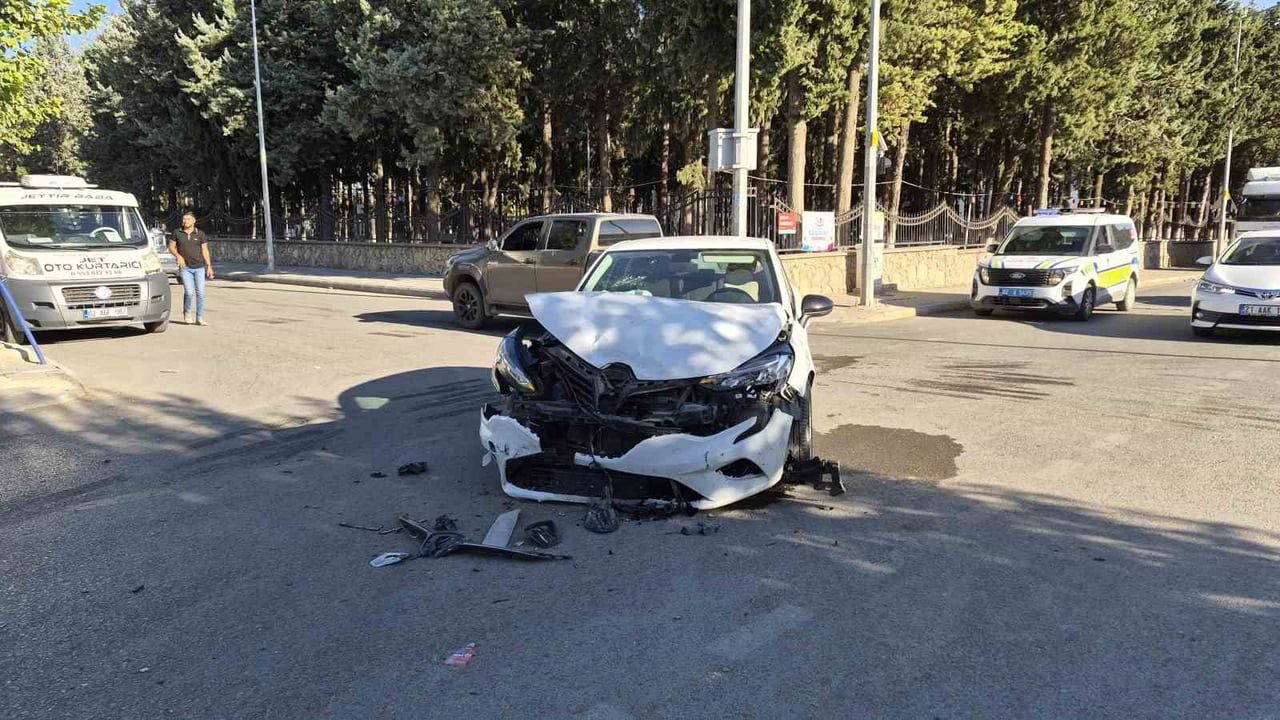 Adıyaman'da Bağdere Caddesi'nde kaza: yaralanan sürücü ayakta tedavi edildi