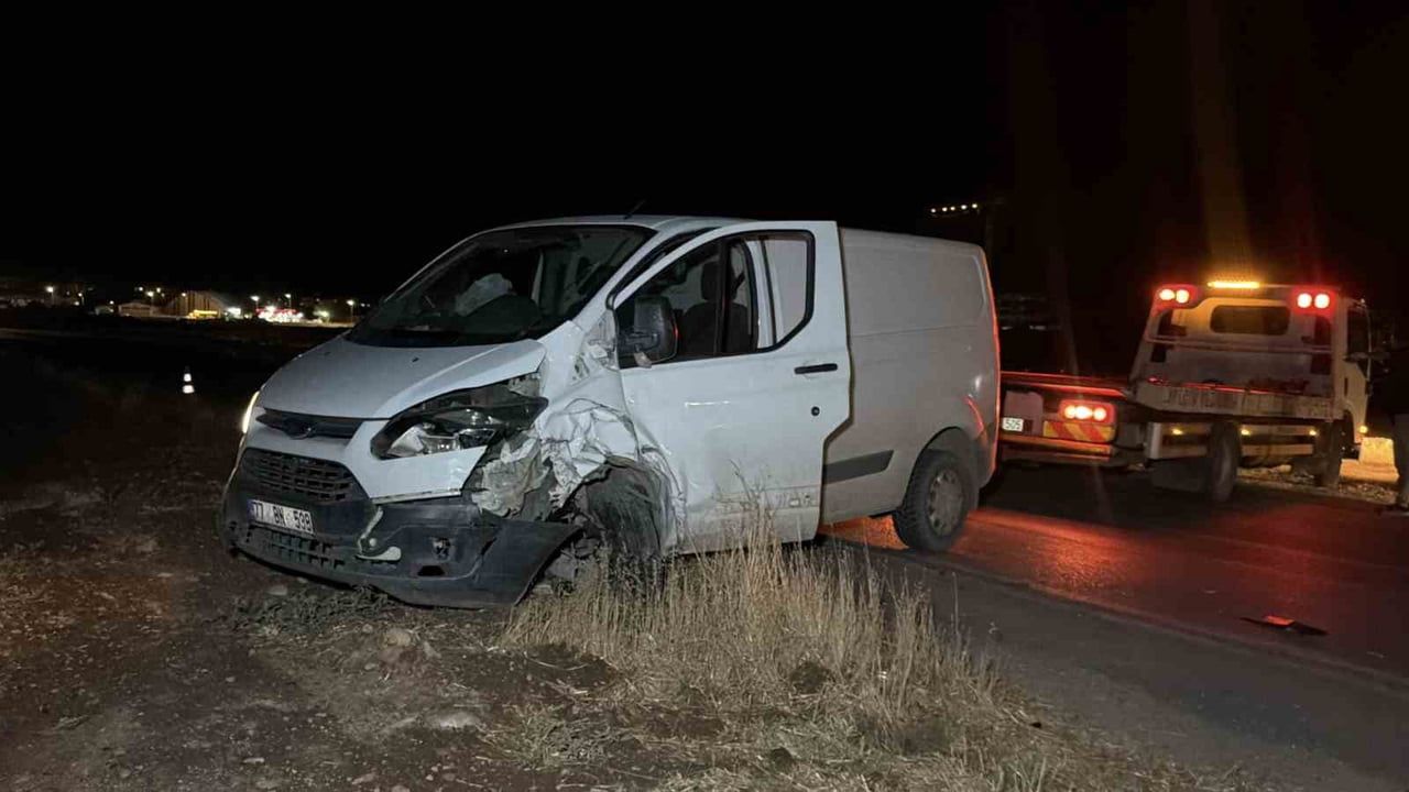 Adıyaman'da çarpışma sonrası panelvan sürücüsü aracını bırakıp kaçtı