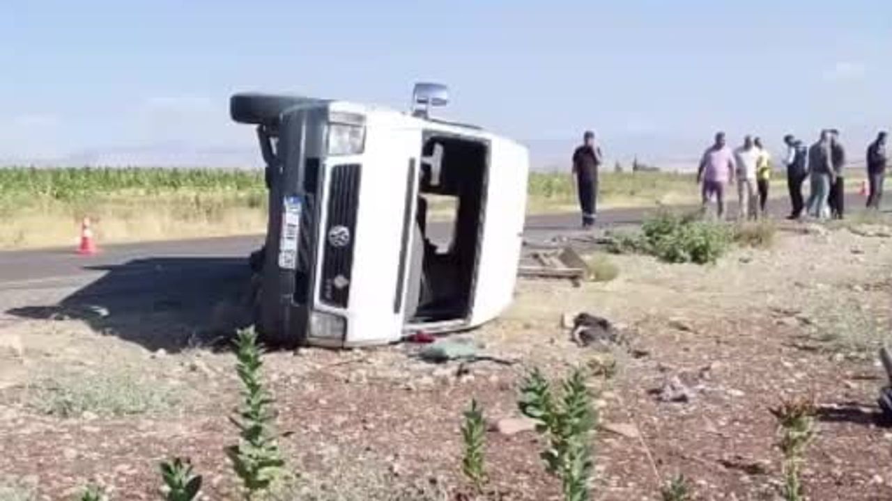 Adıyaman'da Çiçek Köyü yakınlarında tütün işçilerini taşıyan minibüs devrildi: 12 yaralı