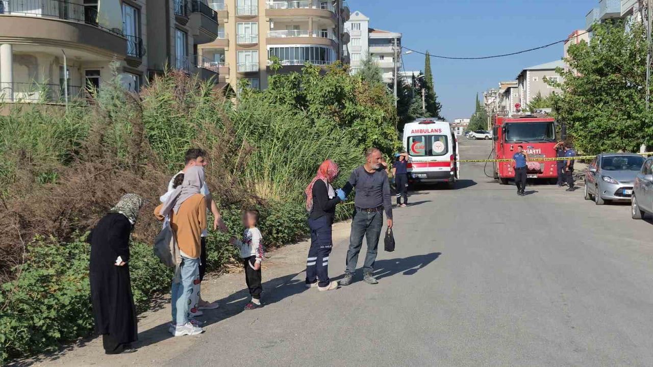 Adıyaman'da ev yangını: doğal gaz sızıntısı mı yoksa elektrik arızası mı, üç kişi dumandan etkilendi
