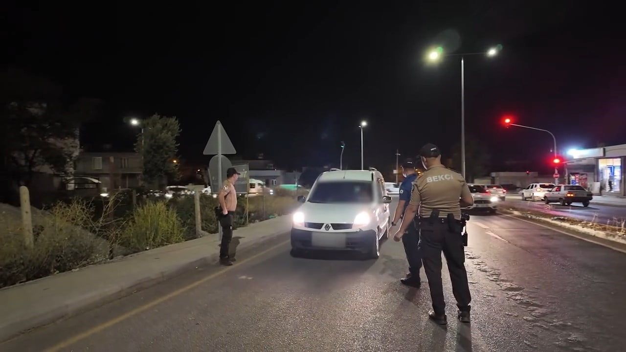 Adıyaman'da gece denetimi: iki aranan yakalandı, trafik ihlallerine 157.903 TL ceza