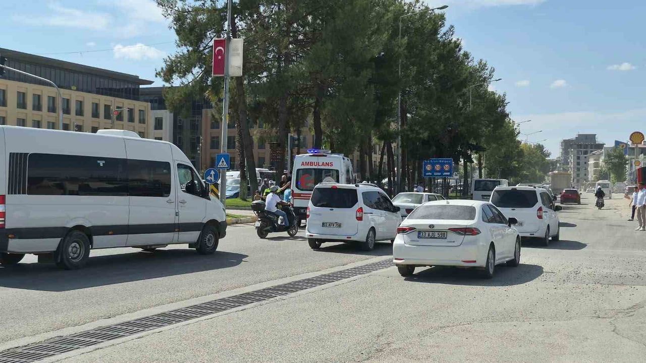 Adıyaman'da kavşakta çarpışma: hamile motosiklet sürücüsü yaralandı
