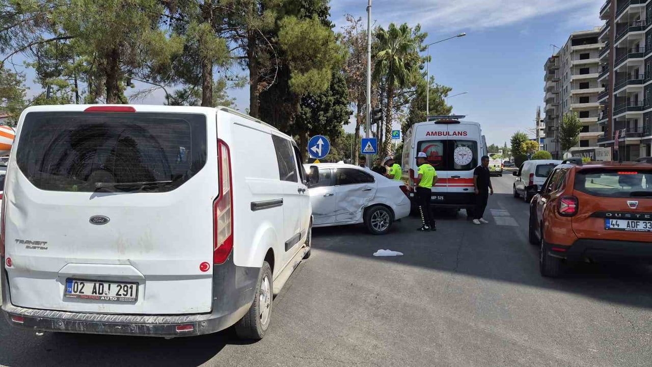 Adıyaman'da kavşakta çarpışma: otomobil sürücüsü yaralandı