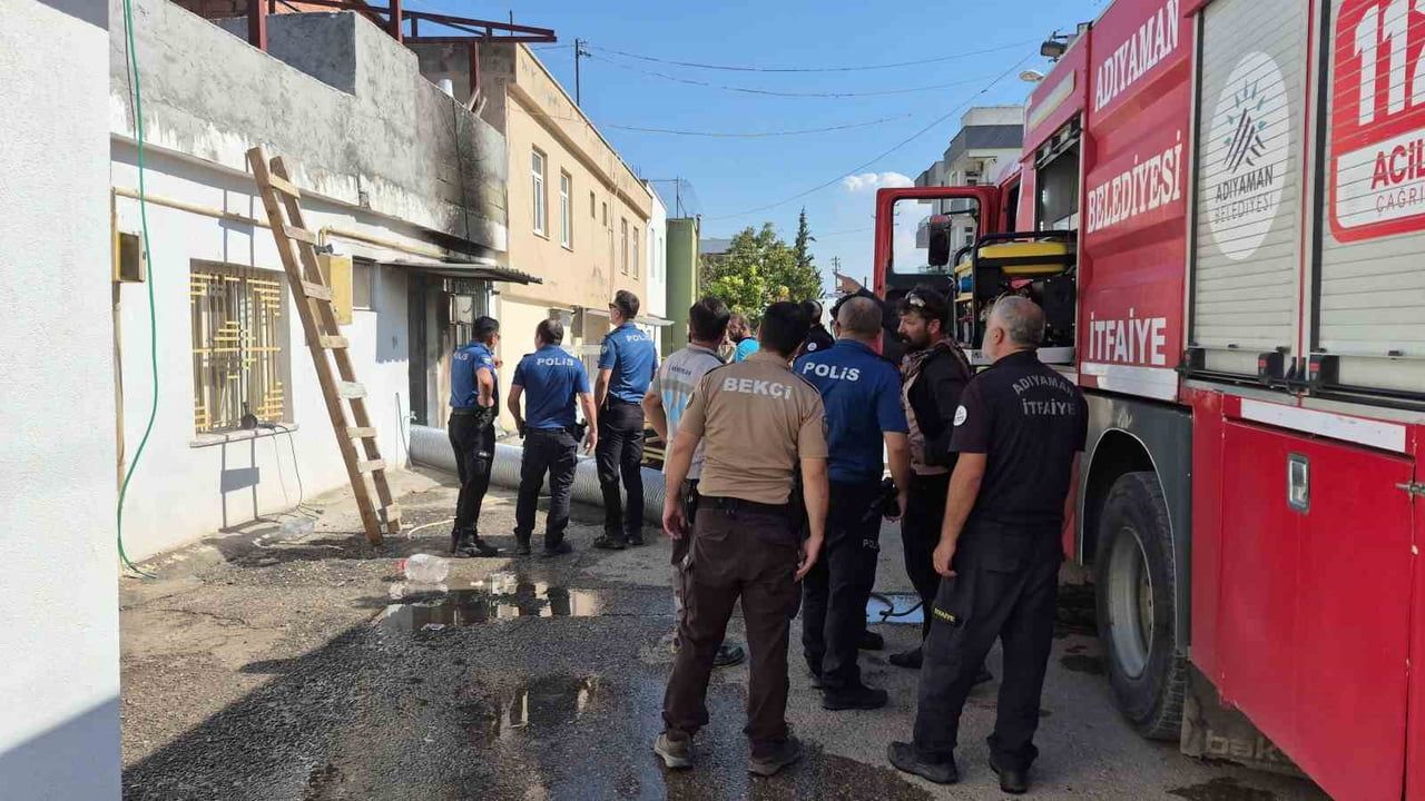 Adıyaman'da kaynak kıvılcımı kağıtları tutuşturdu, evde maddi hasar oluştu