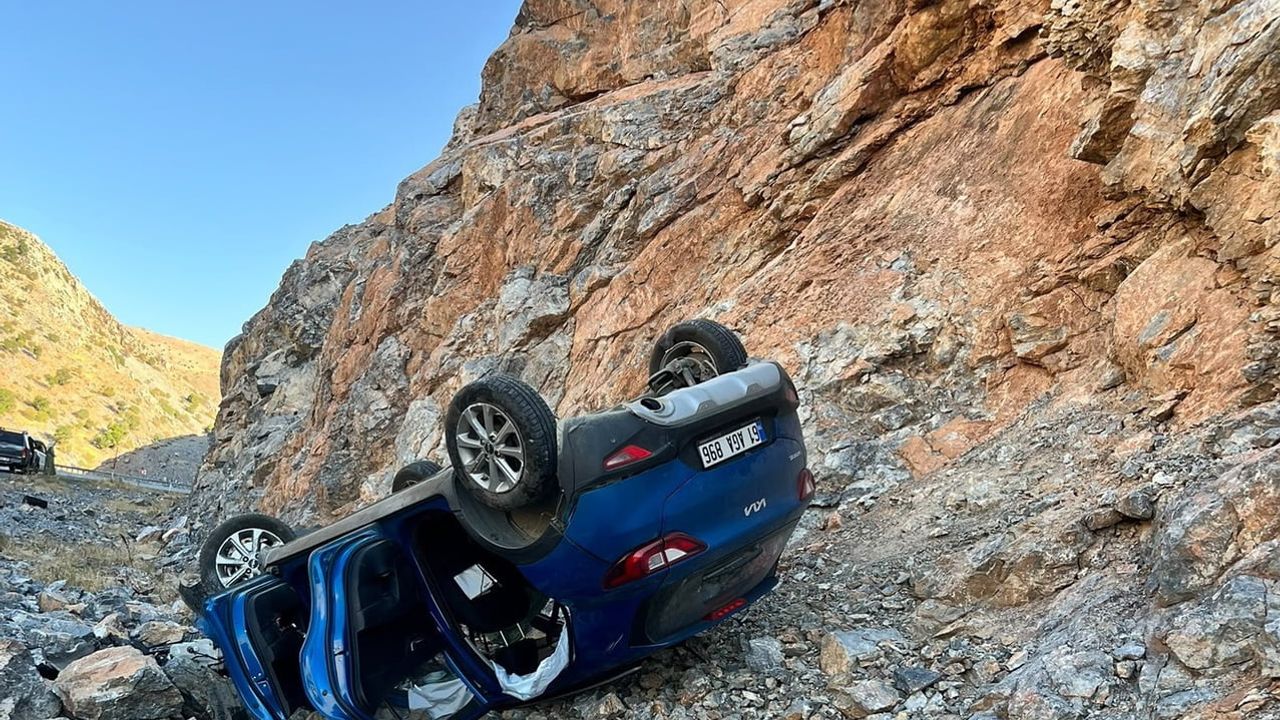 Adıyaman'da kontrolü kaybeden araç şarampole yuvarlandı, 1’i çocuk 5 yaralandı