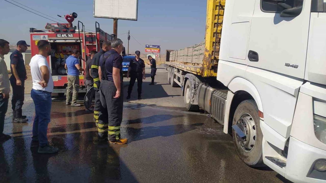 Adıyaman'da parke taşı yüklü tırda yangın çıktı, ekipler müdahale etti