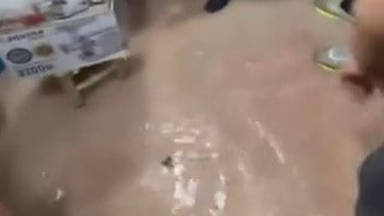 Adıyaman'da şebeke hattının patlaması esnafı suyla mücadeleye zorladı