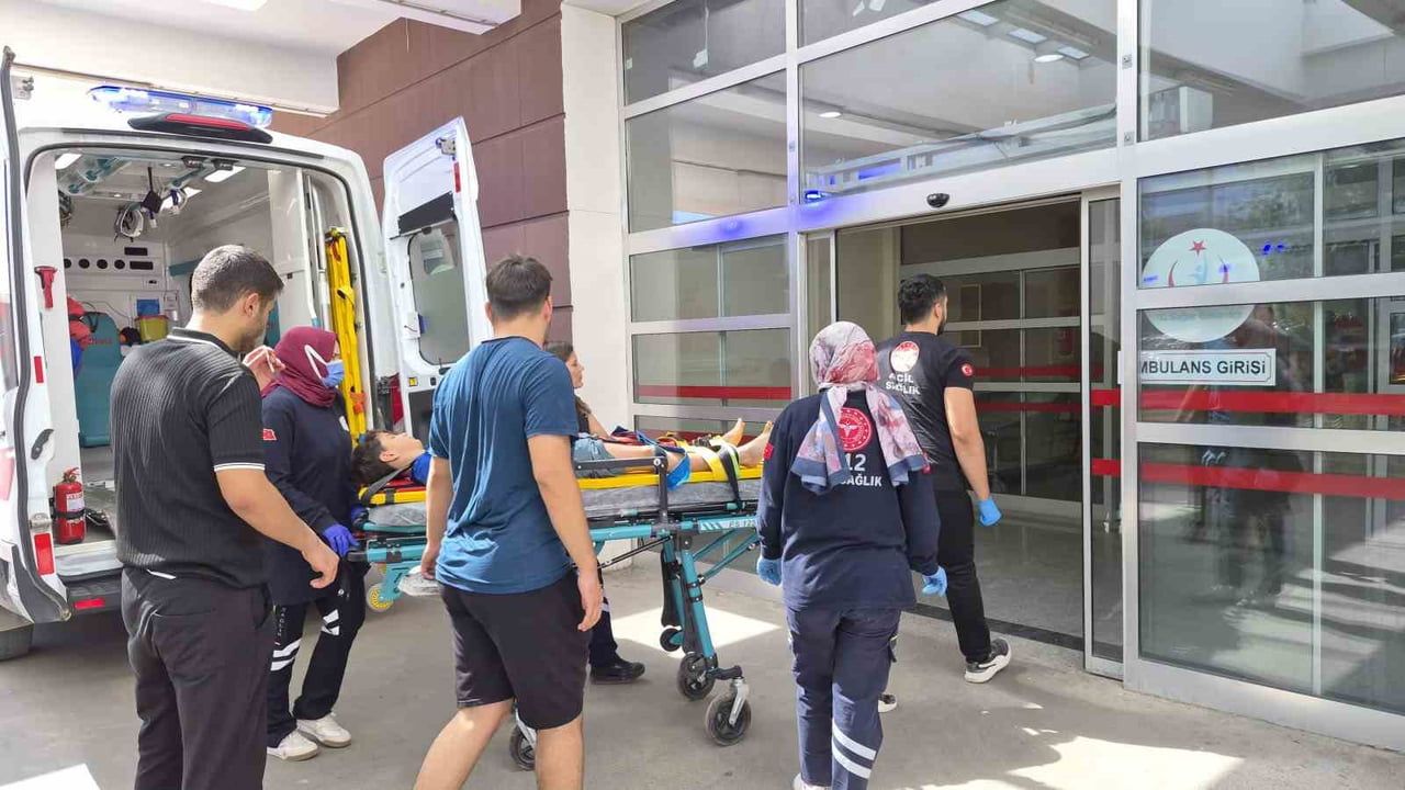 Adıyaman'da Sucu Abuzer Caddesi'nde çarpışma: 11 yaşındaki bisikletli çocuk yaralandı
